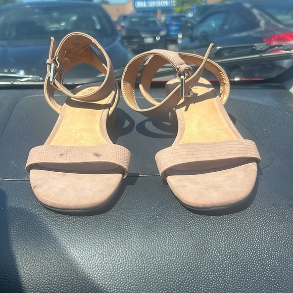 Tan vegan high heels - Picture 2 of 3